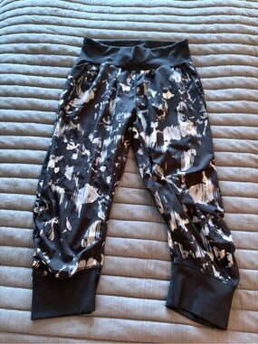 Zella Black and White Abstract Lined Capris